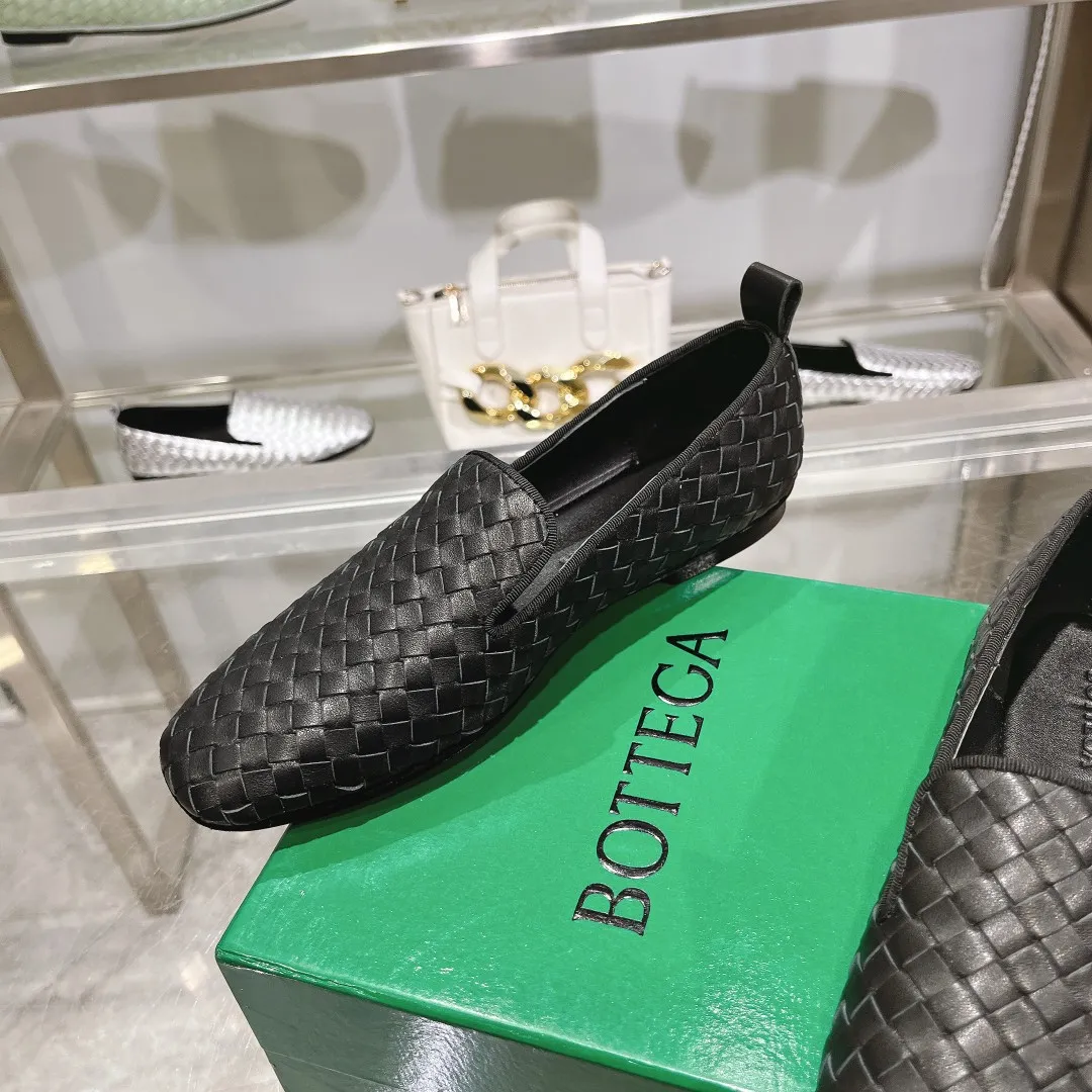 [BV] Top P: 760💰Size for couples: 35-44 (Female 40.41. Male 38 45. Customized and non-returnable) (Bottega Veneta) Genuine leather outsole classic woven beanie shoes, set of feet and heels for two wears Blessed are the little feet👣👣Comfortable casual shoes that can be worn all year round, made of imported first-layer sheepskin➕fine-quality sheepskin leather, imported sheepskin lining, luxury genuine leather outsole [rose][rose], Bottega Veneta is an Italian luxury brand. Made using traditional Italian leather craftsmanship. .